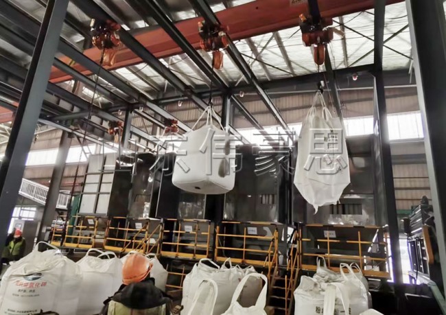 尿素噸袋自動破袋機+50kg袋料自動拆包機工作現(xiàn)場