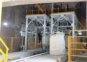 氧化鋁自動(dòng)噸包包裝機(jī)，噸袋稱重式包裝機(jī)現(xiàn)場